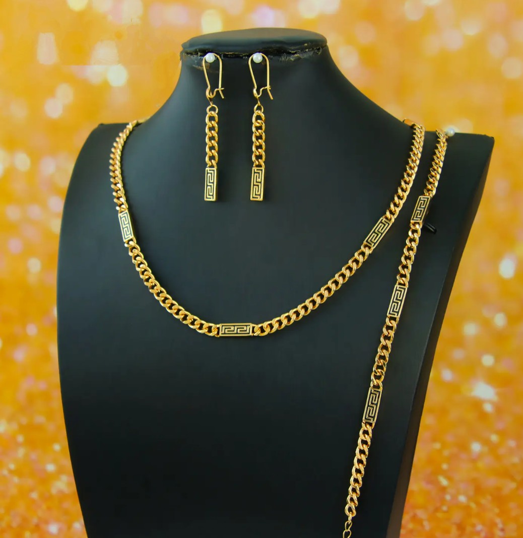 Parure de bijoux en plaqué or de haute qualité.