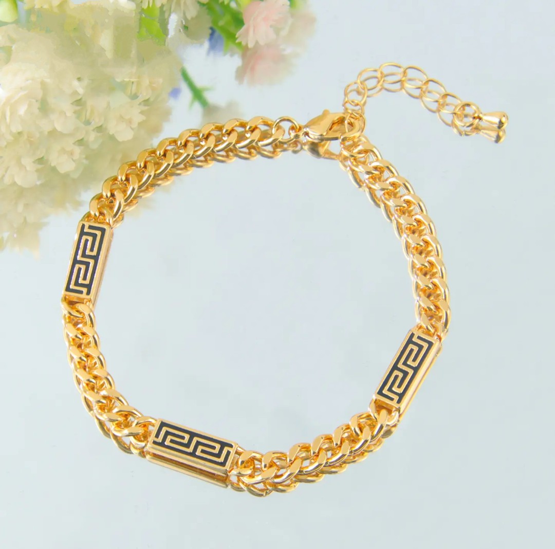 Parure de bijoux en plaqué or de haute qualité.