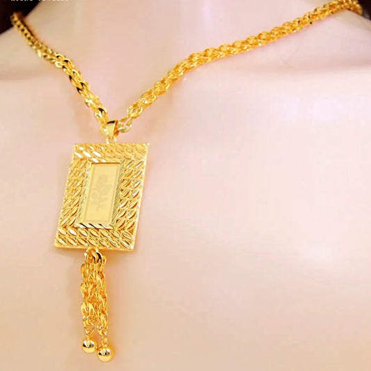 Collier "Fleur de Majesté" – Un bijoux royal pour une grâce naturelle.