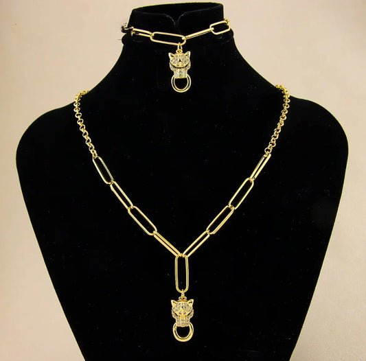 Parure de bijoux en plaqué or de haute qualité.