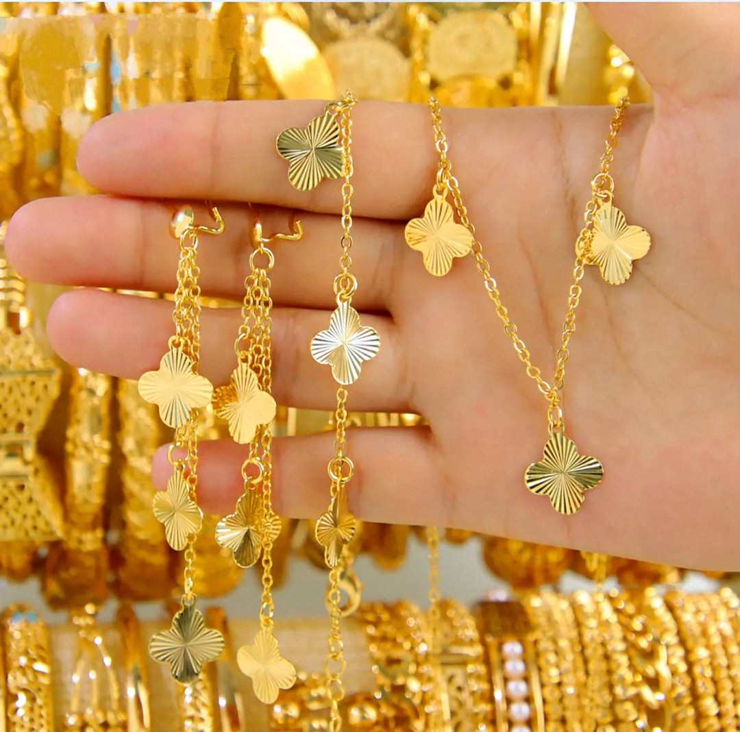 Parure de bijoux de trèfle en plaqué or de haute qualité.