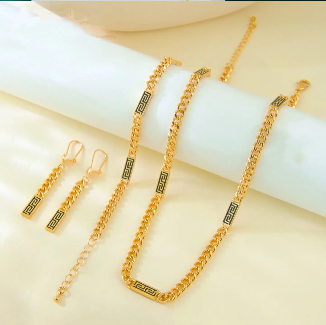 Parure de bijoux en plaqué or de haute qualité.