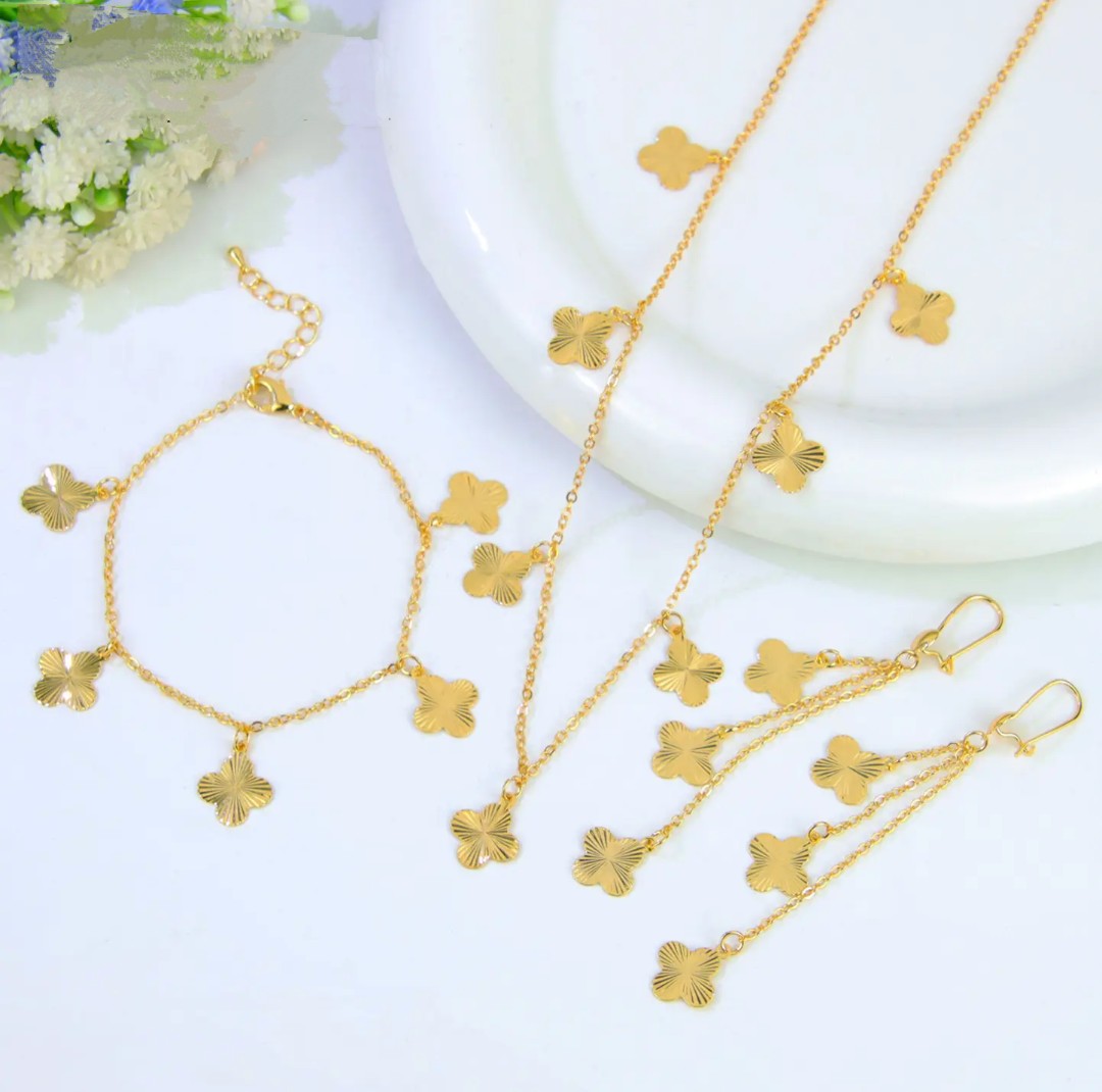 Parure de bijoux de trèfle en plaqué or de haute qualité.